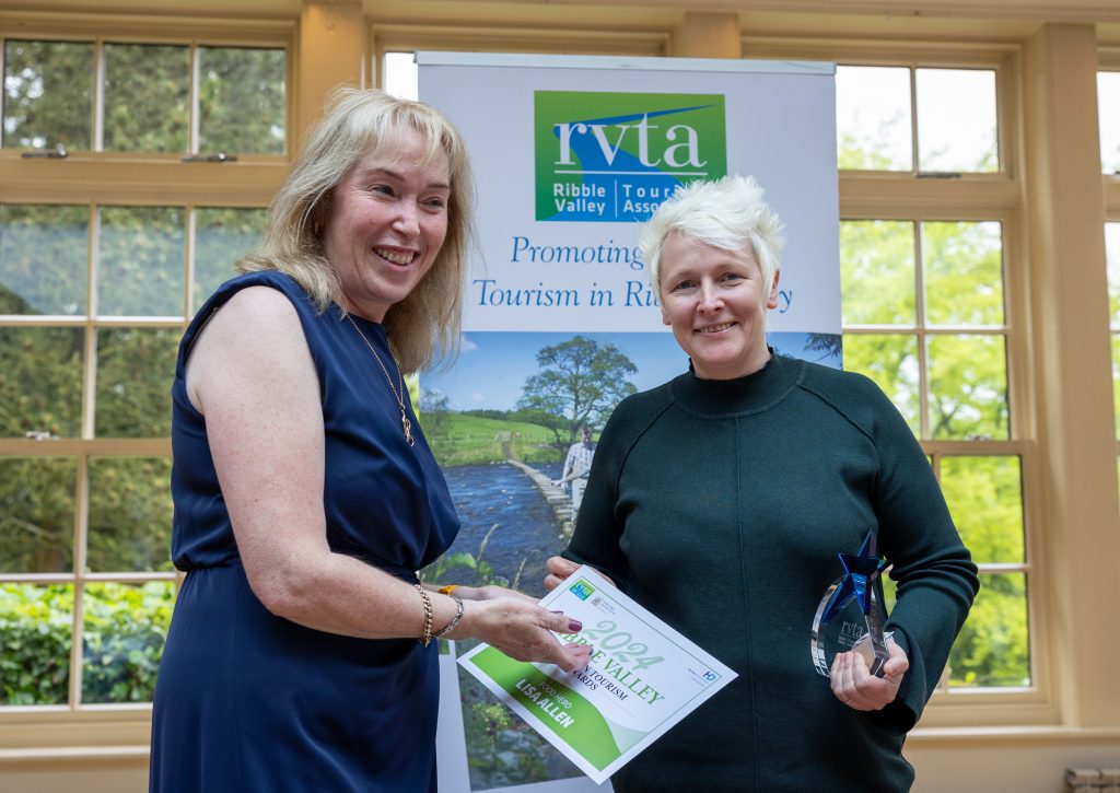 Exhibitor receiving award 