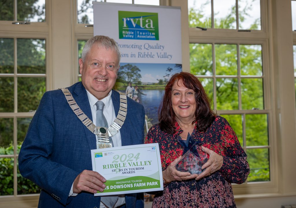 Exhibitor receiving award 