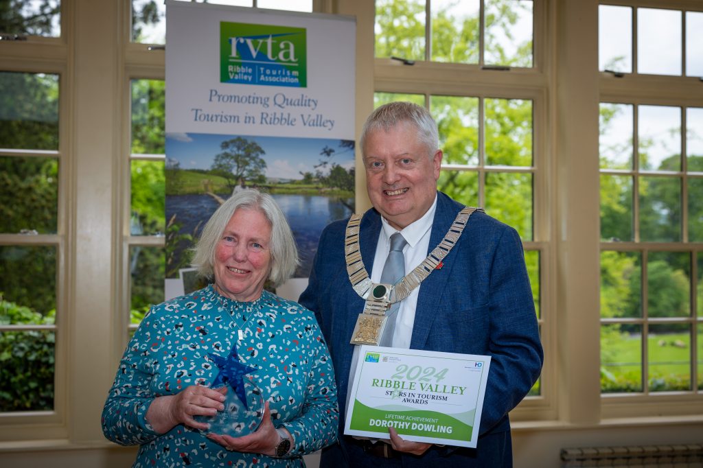 Exhibitor receiving award 